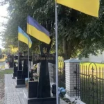 На Рівненщині вандали знищують прапори з могил загиблих військових