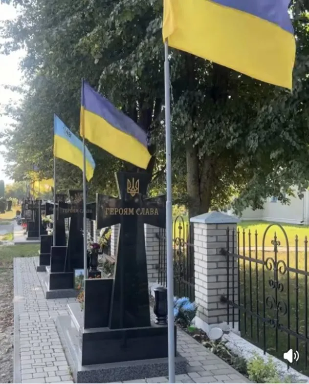На Рівненщині вандали знищують прапори з могил загиблих військових