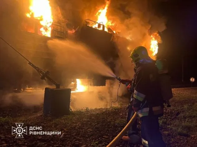 На Рівненщині ліквідовано пожежу в електровозі вантажного потяга