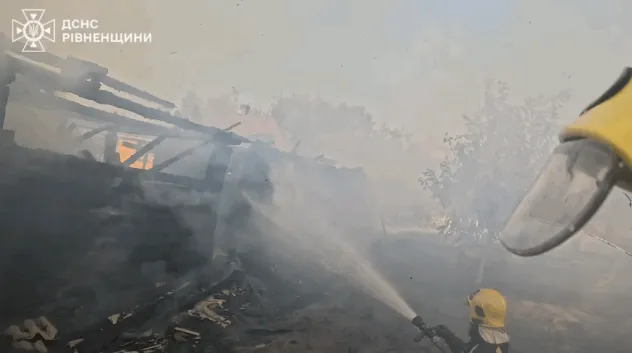 У Рівненській області гасили масштабну пожежу три години