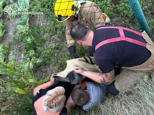 У Дубні рятувальники визволили дитину, застряглу у металевому паркані