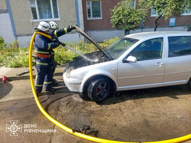 Пожежа в автомобілі Volkswagen у Вараші: причини з’ясовуються