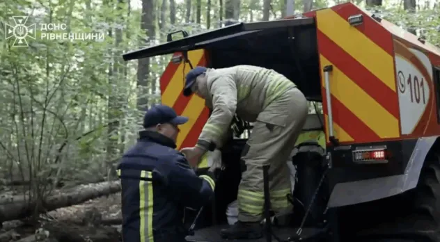 На Рівненщині ліквідовують масштабну пожежу поблизу села Острівськ