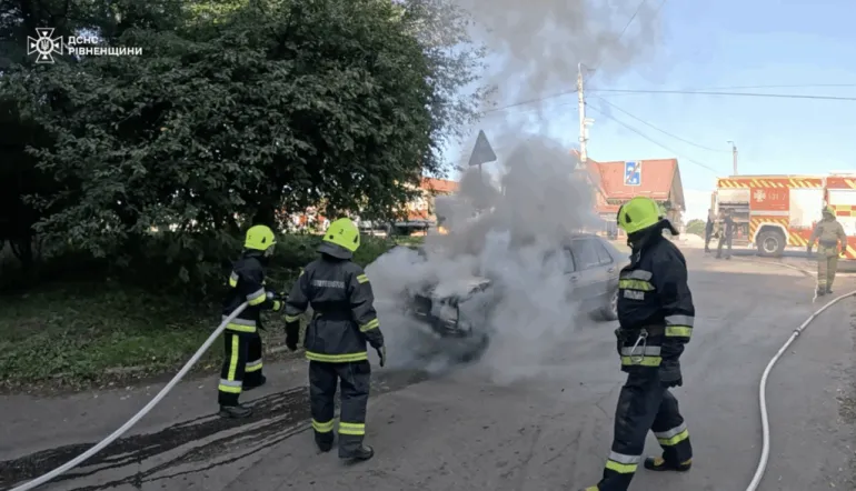 В Ровно на улице Млиновская сгорел Volkswagen Jetta