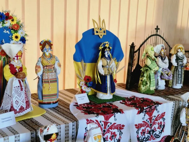 У Рівному відкрили виставку ляльок-мотанок «Політ фантазії»