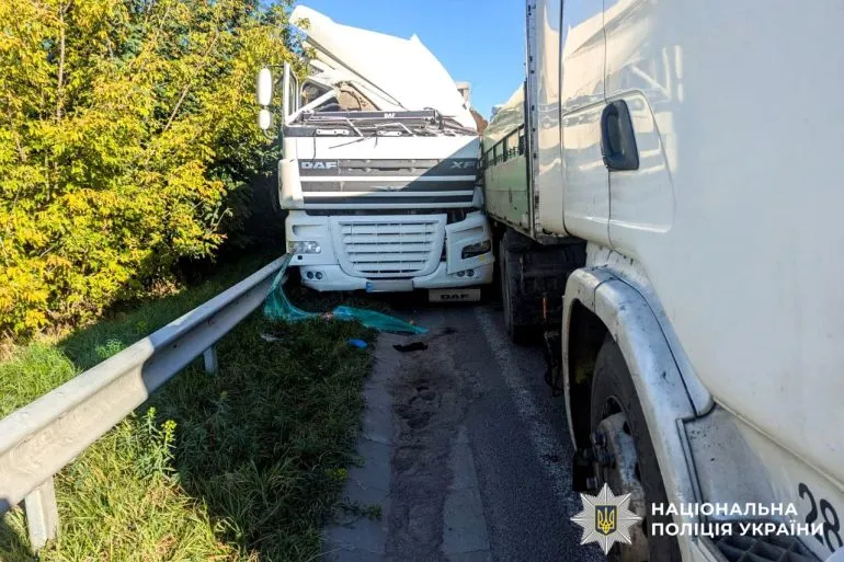 ДТП на Ровенщине: столкновение грузовиков, пострадал водитель