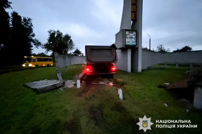 У Рівному водій вантажівки травмувався після наїзду на бетонну стелу