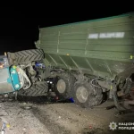 ДТП на Рівненщині: вантажівка зіткнулася з трактором, водія деблокували