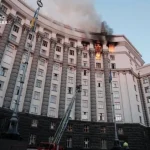У Києві горить будівля Кабміну через атаку дронів