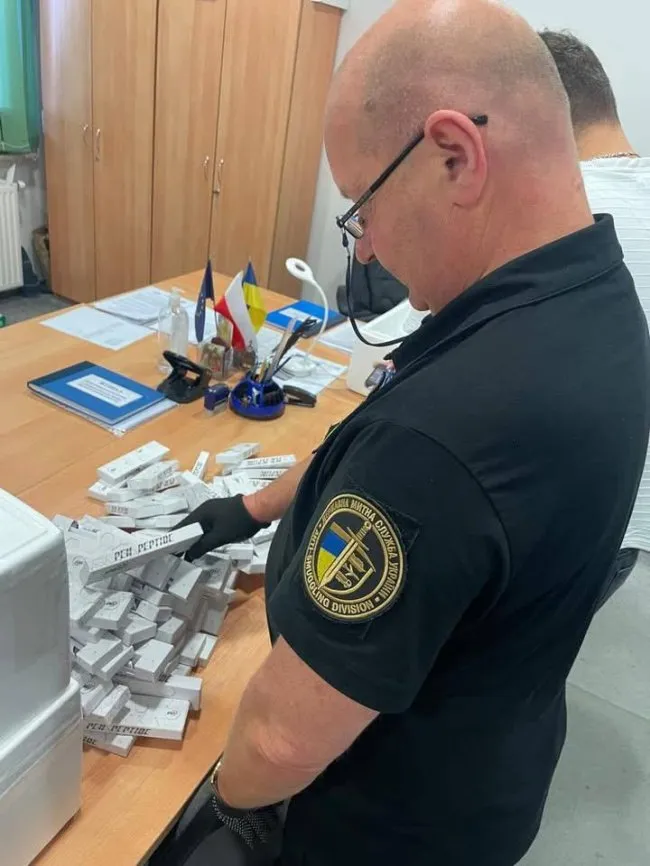 Львівські митники виявили заборонені препарати у водійки з Рівного