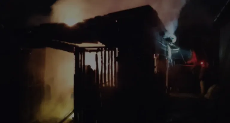 Fire Destroys Car and Outbuilding in Sarny District