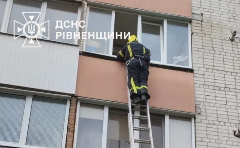 У Рівному рятувальники визволили дитину, що зачинилася у квартирі
