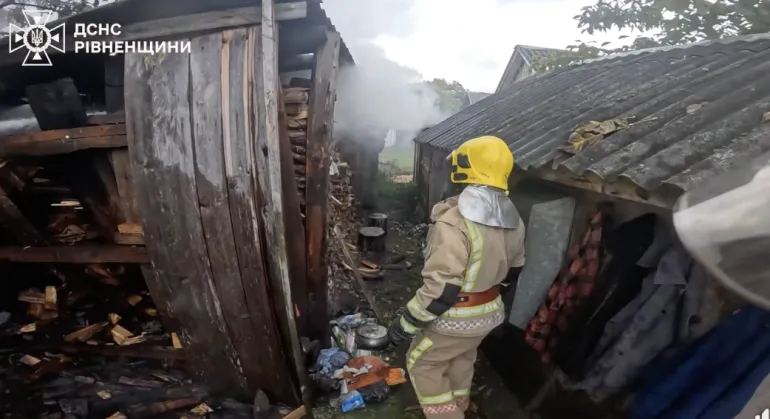 Рятувальники ліквідували пожежу у господарській будівлі на Дубенщині