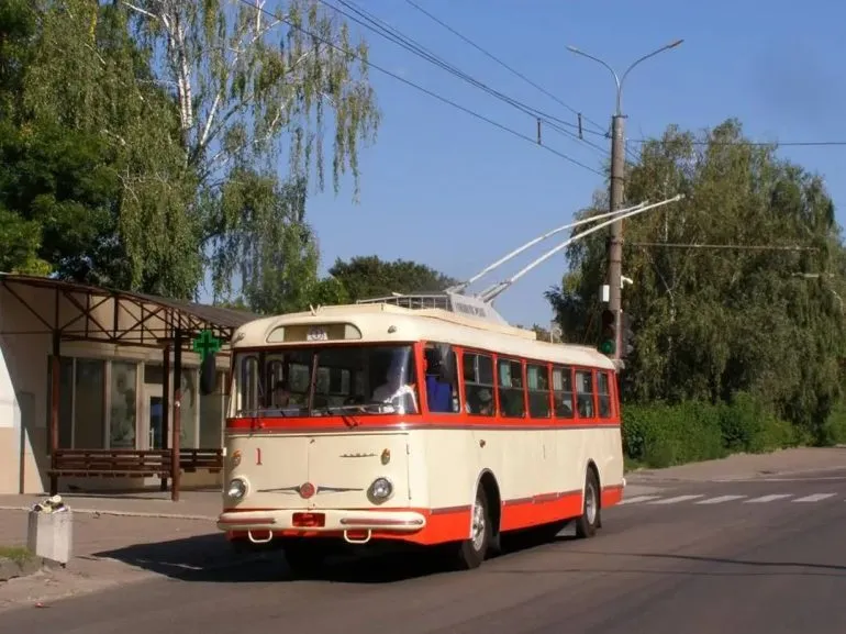 Тролейбус дитинства мандрує вулицями Рівного 19 жовтня