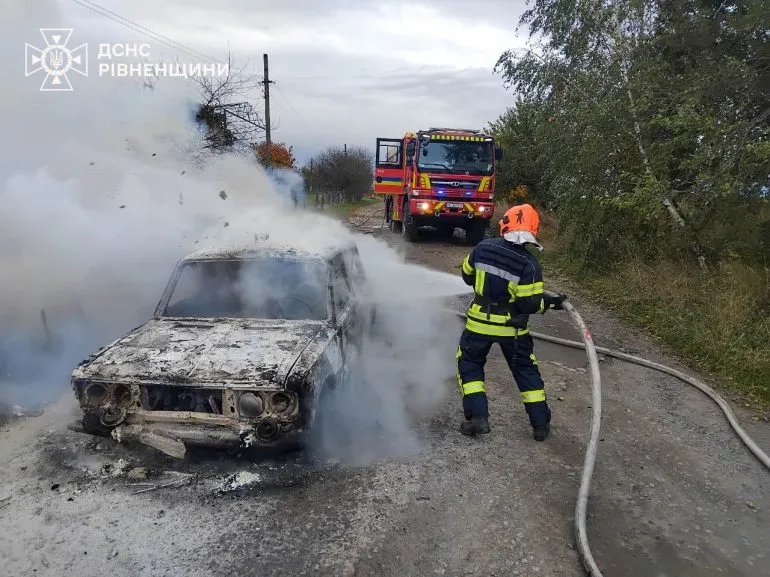 У селі під Рівним згорів легковий автомобіль ВАЗ-2106