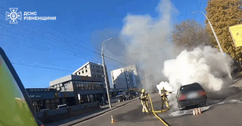 В Ровно ликвидирован пожар в автомобиле Volkswagen Passat