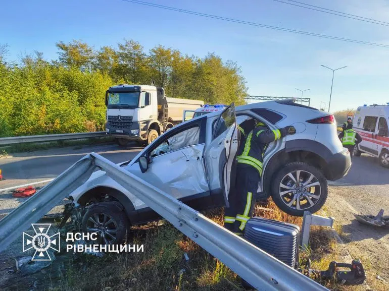 Дорожня пригода у Рівному: постраждали дві жінки