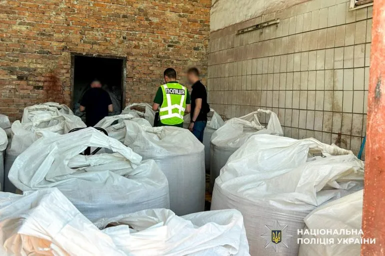 На Рівненщині затримали зловмисників, які продавали фальшиві добрива