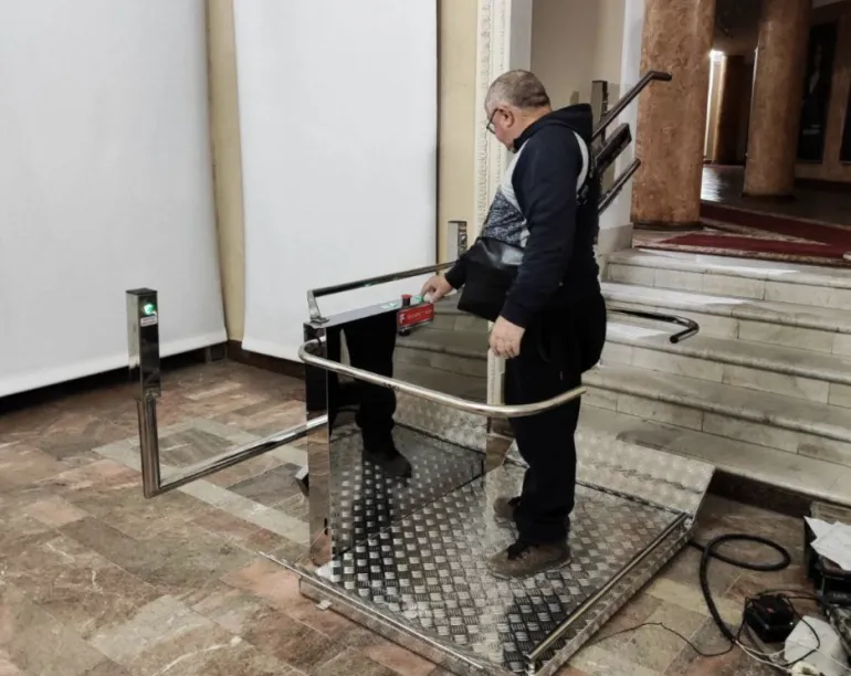 У Рівному в драмтеатрі встановлено підйомник для людей з інвалідністю