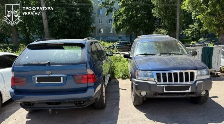 В Ровенской области передали пять автомобилей для ВСУ: внедорожники и микроавтобус
