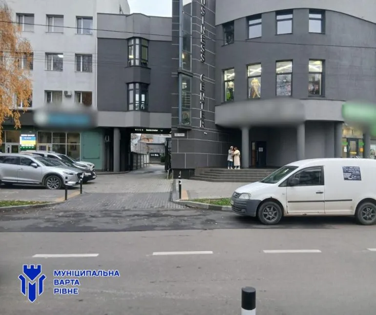 В Ровно вводят штрафы для водителей за парковку у выездов с дворов