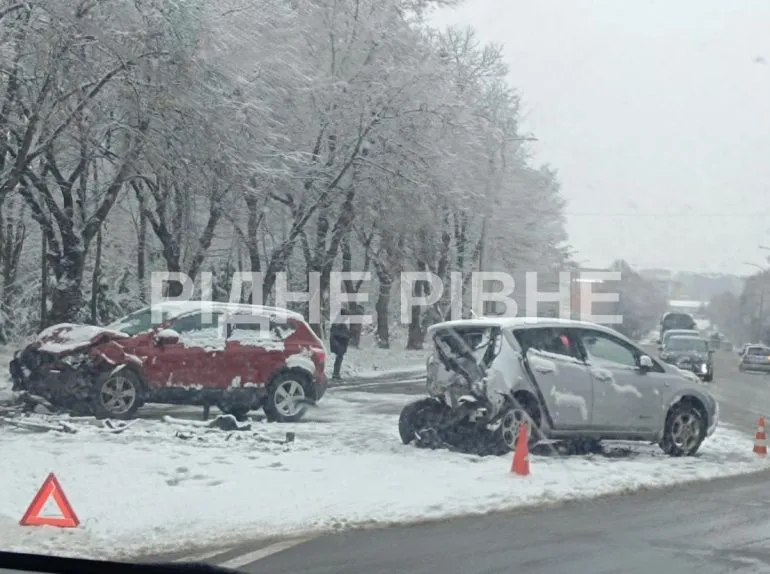 ДТП в Ровно: столкнулись автомобили на улице Защитников Мариуполя