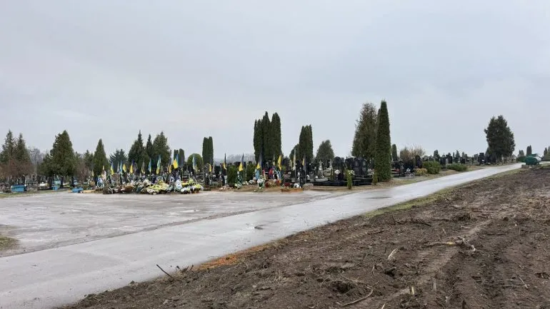 Облаштування парковки на кладовищі у Здолбунові триває