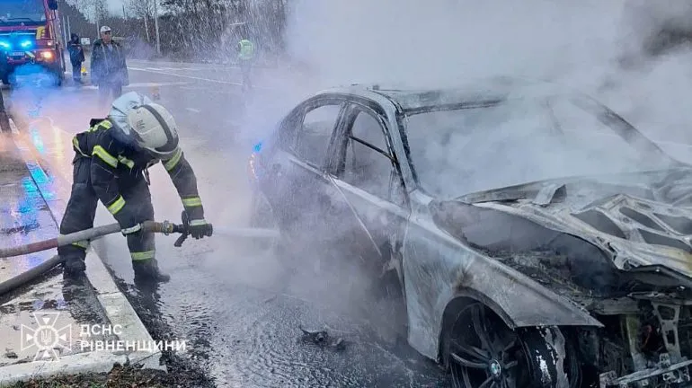 На трасі біля Рівного згорів легковик BMW