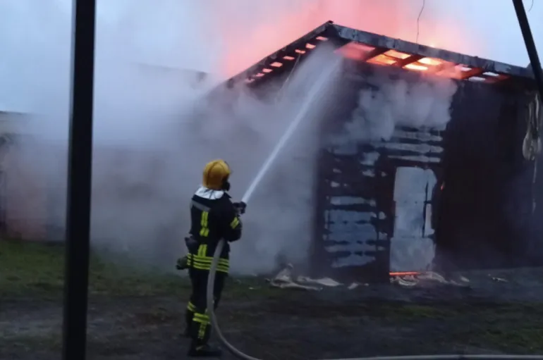 Fire in Agricultural Building in Rivne Region: Rescuers Extinguish the Flames