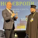 Всемирный Конгресс Украинцев отметил митрополита Илариона памятным подарком