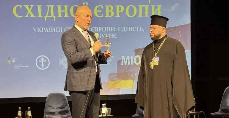 Світовий Конгрес Українців відзначив митрополита Іларіона пам’ятним подарунком