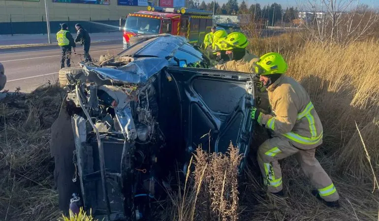 In Rivne, a car overturned into a ditch on S. Bachynskyi Street