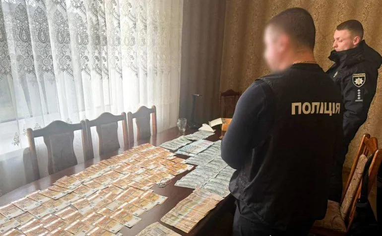 На Рівненщині поліцейського затримали за хабарництво