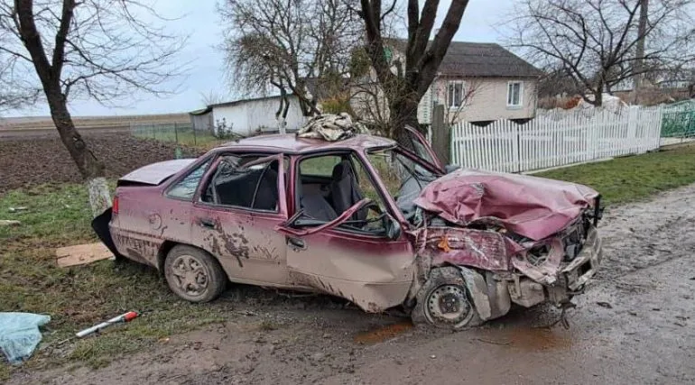ДТП на Волині: водій не впорався з керуванням та в’їхав в дерево