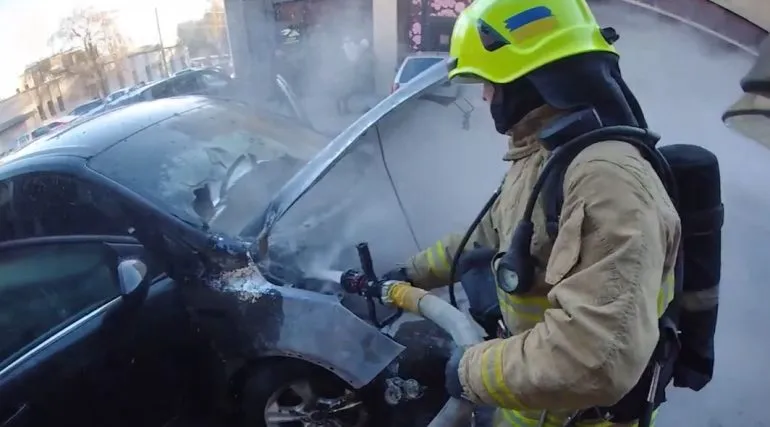 У Рівному на Київській вулиці сталася пожежа автомобіля