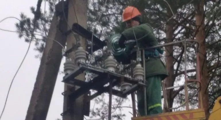 Energy Workers in Rivne Region Restore Electricity for Over 2100 Families