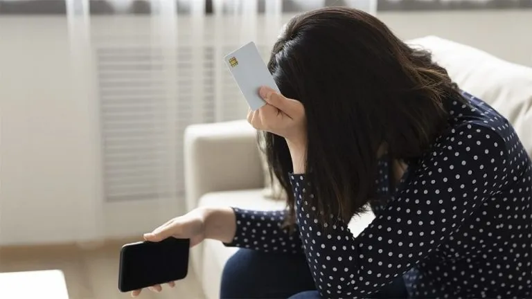 Fraudsters Deceive 18-Year-Old Woman from Rivne, Stealing Nearly 10,000 Hryvnias