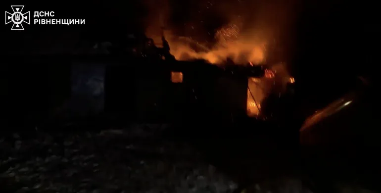 Fire in the village of Hirnyky in Rivne region: extinguishing the fire at a private household