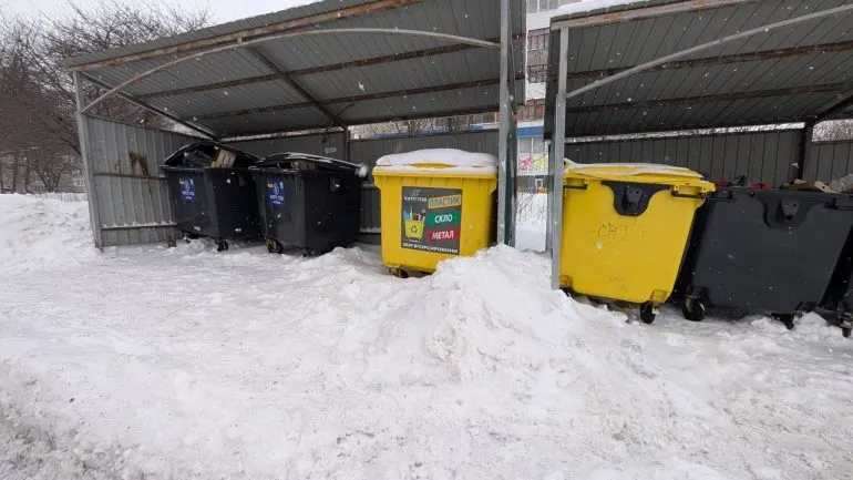 In Rivne, garbage collection is complicated due to snow drifts