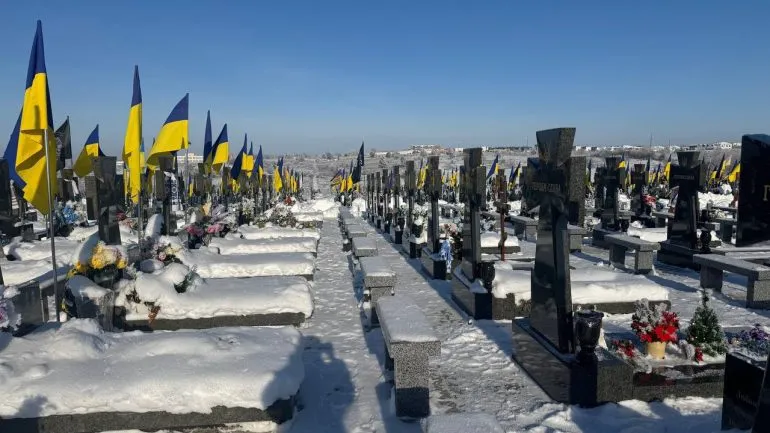 У Рівному тривають роботи з прибирання кладовища «Нове»