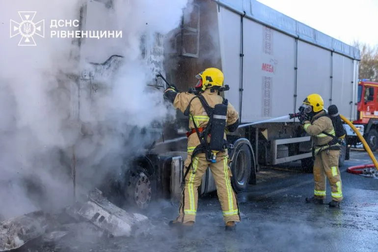Fire Breaks Out in a Truck Carrying Ammonium Nitrate in Rivne Region