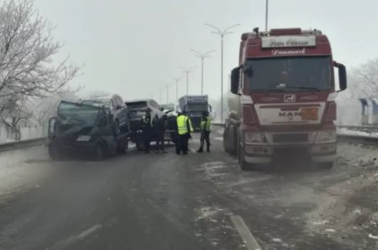 Traffic Restrictions on the M-06 Kyiv — Chop Highway Due to a Three-Car Accident