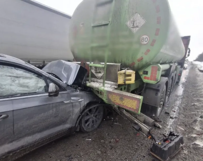 На Рівненщині водій Volkswagen потрапив у ДТП з вантажівкою