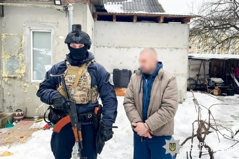 На Рівненщині затримали чоловіка, який втік з полігону та стріляв у поліцію