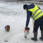 В Ровно на озере вырезали лунки для спасения рыбы