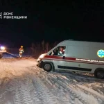 В Ровенской области спасатели вытащили карету скорой помощи из снежного заноса