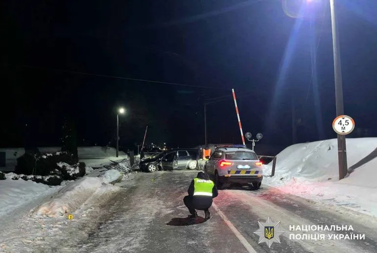 В Ровенской области пьяный водитель наехал на женщину и протаранил ограждение