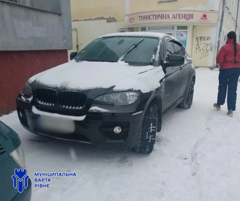 В Ровно за неделю оштрафовали более 700 водителей за нарушение правил парковки