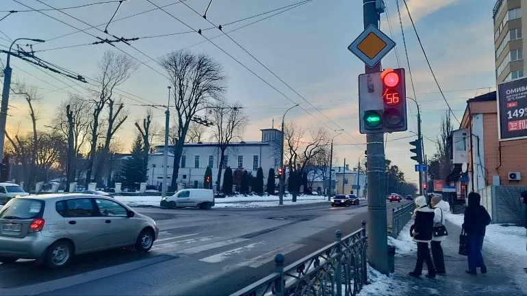 Зміна режиму роботи світлофора на перехресті вулиць у Рівному
