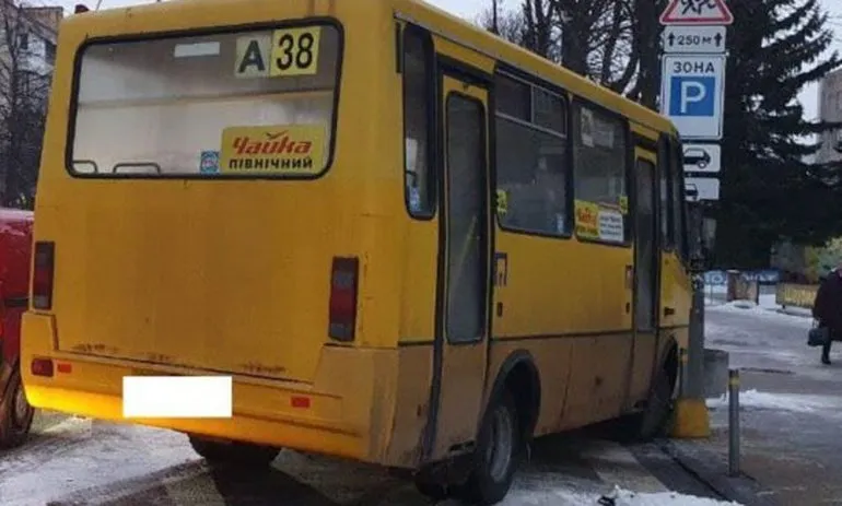 У Рівному водій маршрутки не випустив школярку без повної оплати проїзду